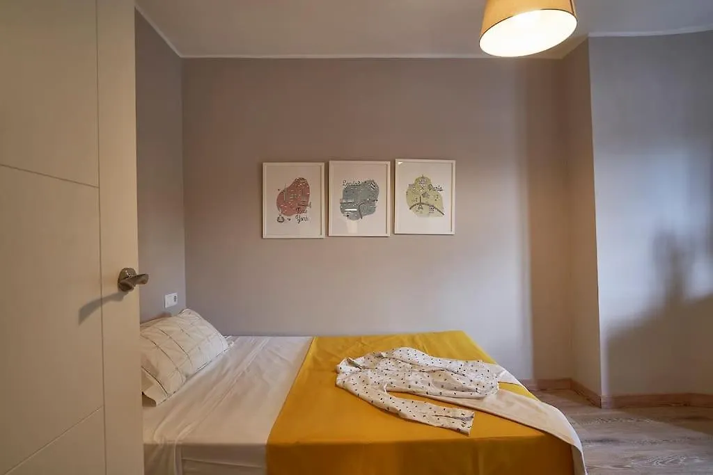 Bebarceloner Sant Andreu Apartments - 3 Bedrooms 0*, ברצלונה